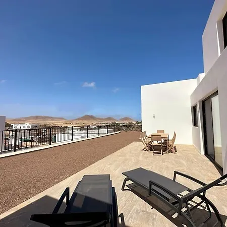 With Views In לאחארס