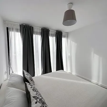 With Views In לאחארס