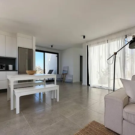 With Views In וילה